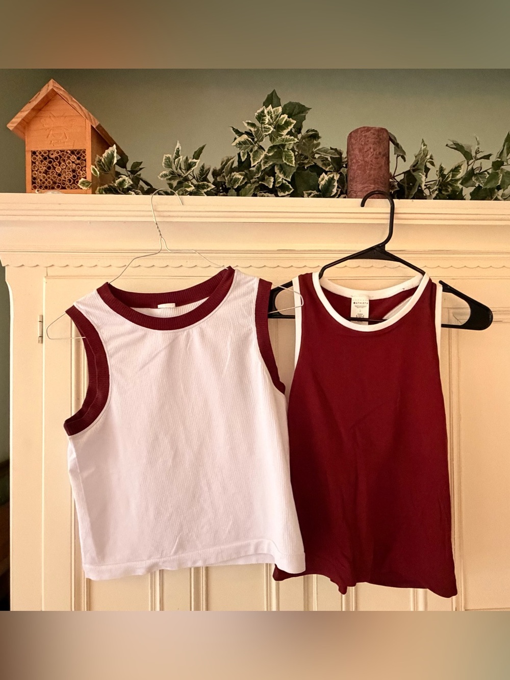 Women’s Athleta Cropped Tanks in Redwood & White - EUC